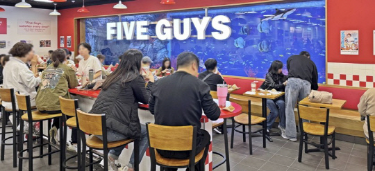 파이브가이즈 광교 전경. 한화갤러리아 제공